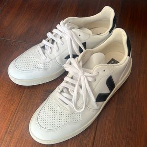 Men’s size 10 - V-10 CWL Veja sneakers Black and White